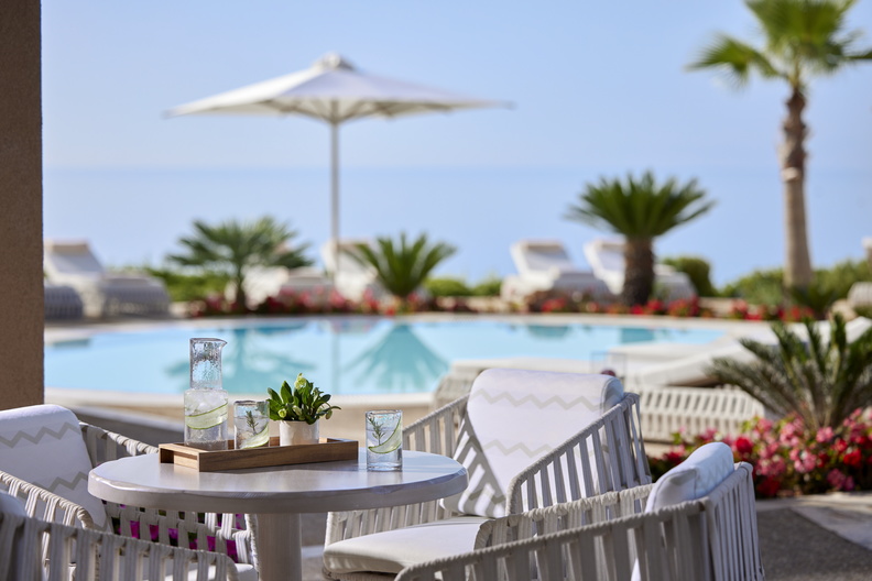 Tiara Holidays - Ikos Oceania - deluxe pool bar